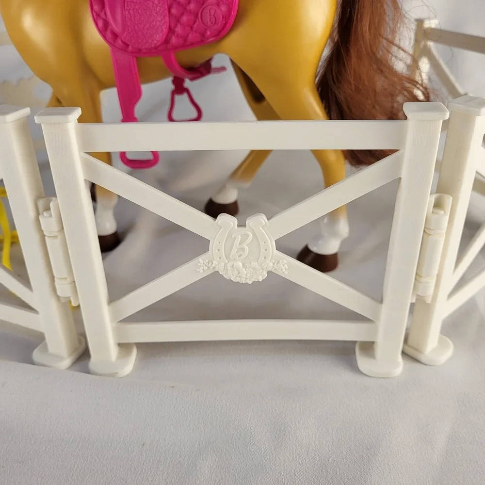2018 Mattel BARBIE Horse from Hugs 'N' Horses With Hot Pink Saddle and Corral
